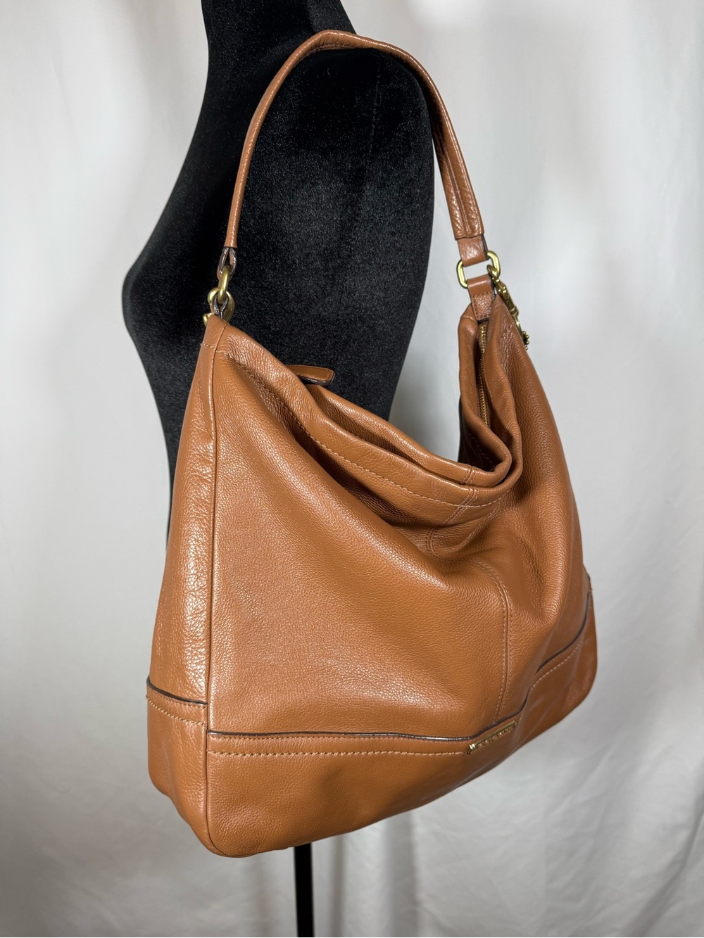 Coach Tan Leather Hobo with Red Tag Accent - Picture 4 of 7